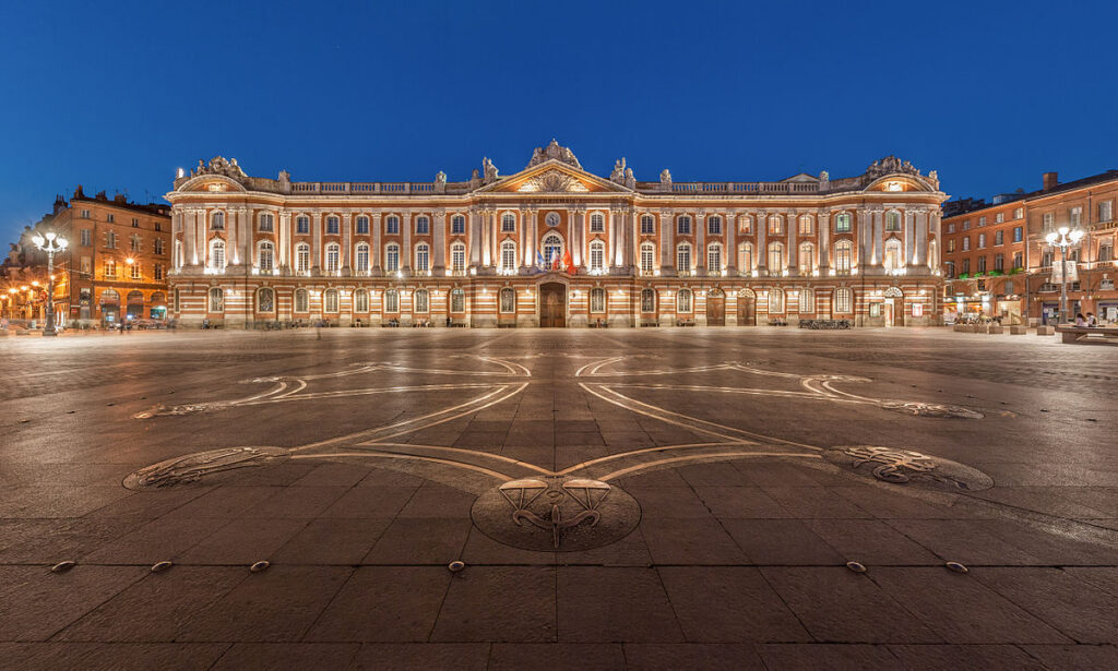 cop-s Le Capitole de Toulouse illuminé au crépuscule, architecture emblématique
