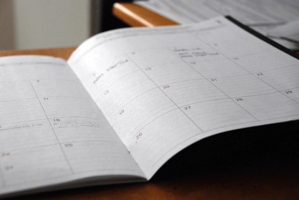 cop-s Vue rapprochée d'un agenda ouvert sur une table en bois
