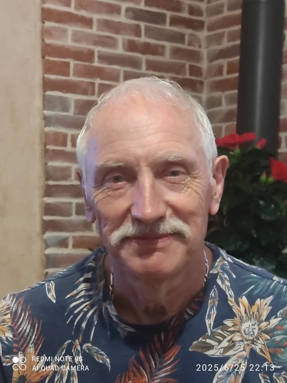 cop-s Homme âgé souriant avec une moustache devant un mur en briques