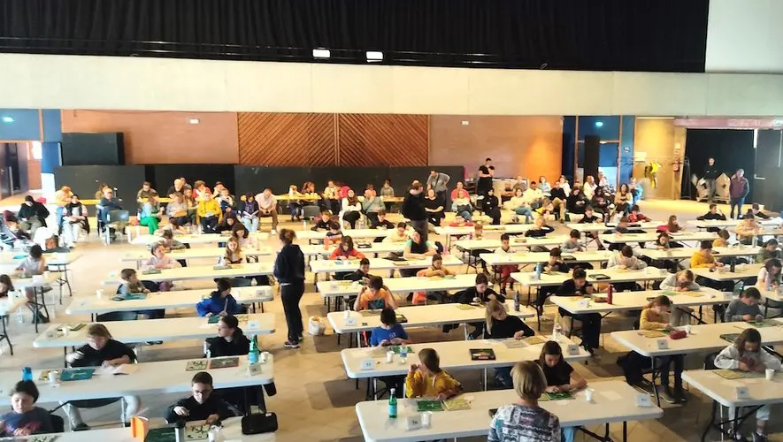 cop-s Concours de jeux de société pour enfants dans une grande salle