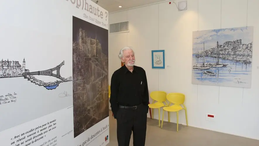 cop-s Homme dans une galerie d'art avec des dessins architecturaux