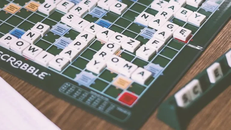 cop-s Jeu de scrabble polonais avec lettres alignées sur le plateau