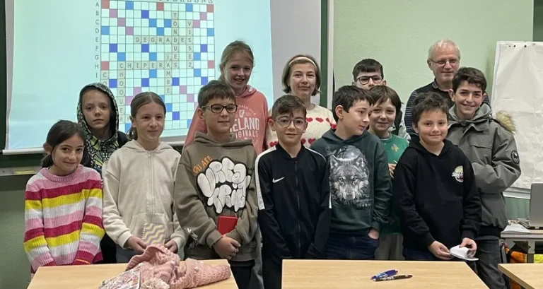 cop-s Des élèves participent à une activité de mots croisés en classe