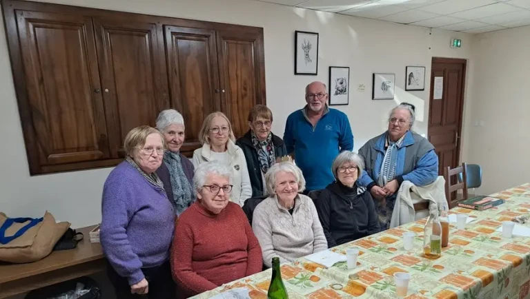 cop-s Groupe de personnes âgées lors d'une réunion sociale dans une salle communautaire
