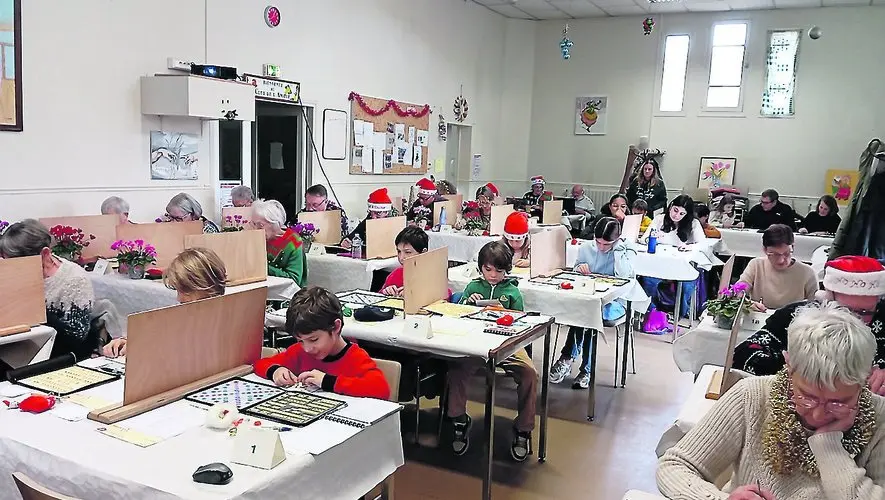 cop-s Tournoi de scrabble intergénérationnel dans une salle communautaire en hiver