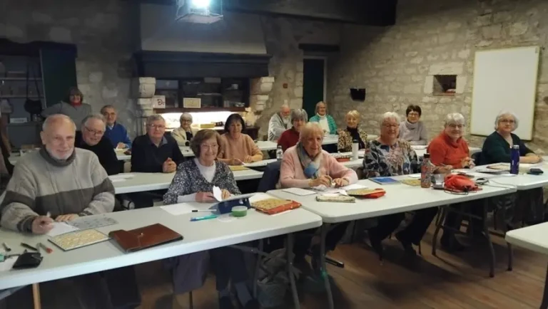 cop-s Groupe de seniors souriants en classe de formation continue
