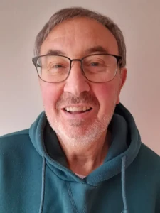 cop-s Homme souriant avec lunettes portant un sweat à capuche