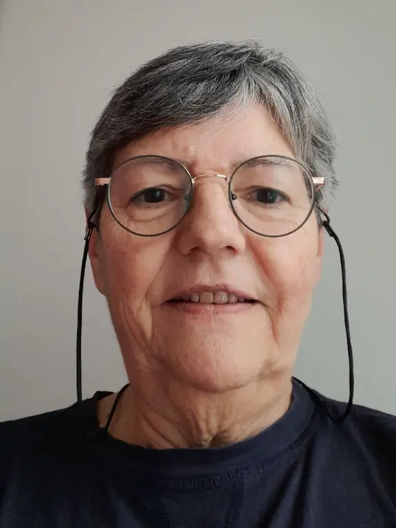 cop-s Femme senior souriant avec des lunettes rondes