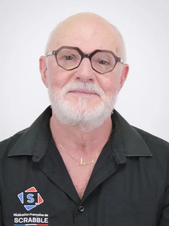 cop-s Homme avec barbe blanche portant une chemise de la Fédération Française de Scrabble