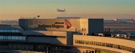 cop-s Aéroport de Toulouse-Blagnac avec avion au décollage au lever du soleil